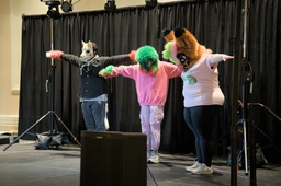 (2/4) at the dance comp, three contestants t-pose